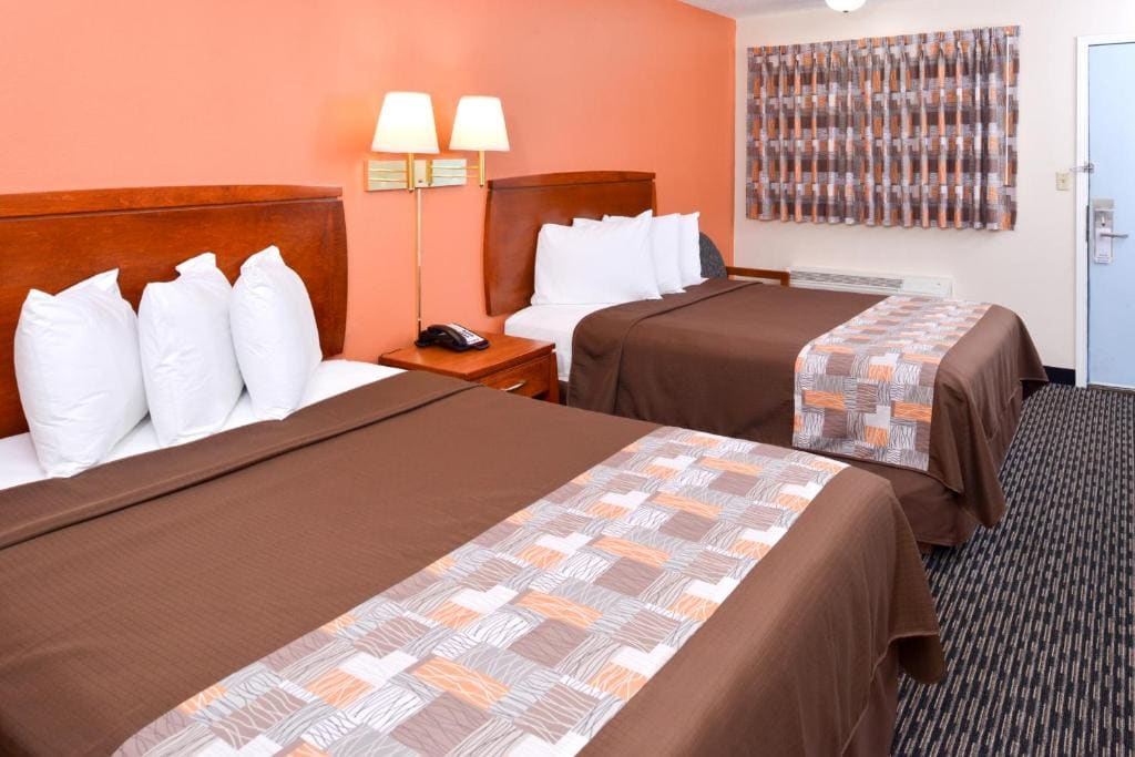 2 Queen Beds Smoking room - Image 3