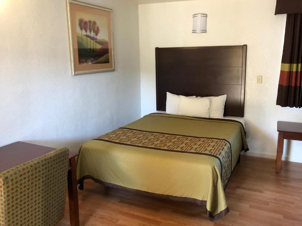 Queen Room - Non-Smoking room - Image 2