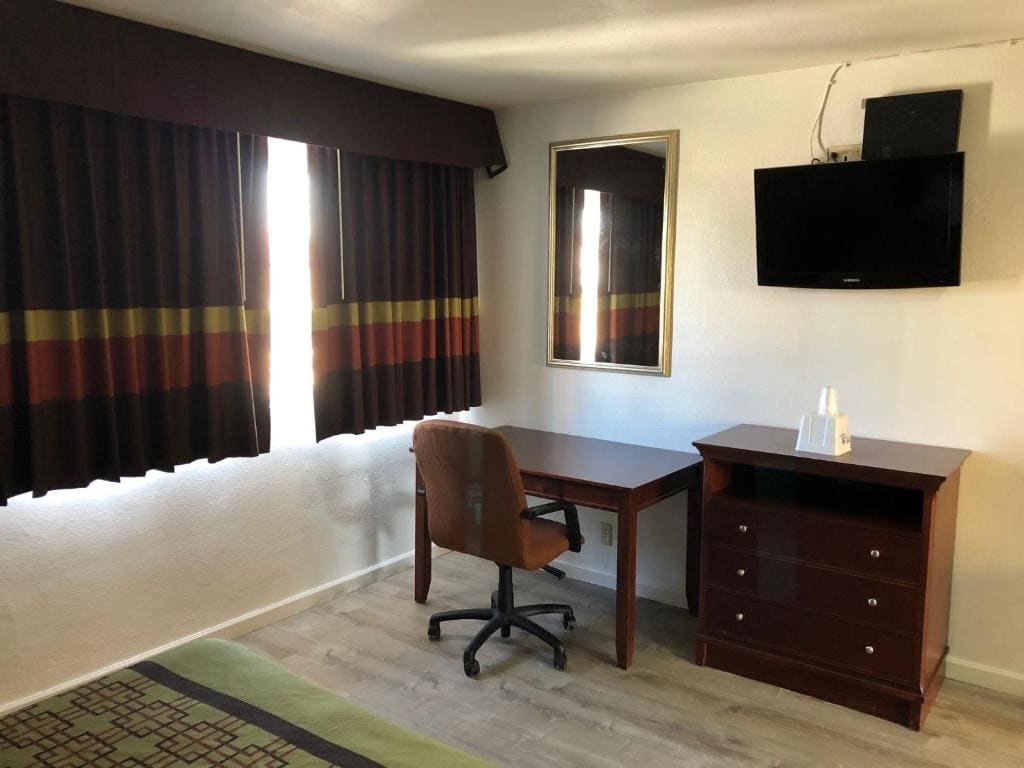 Queen Room with Two Queen Beds - Non-Smoking room - Image 3