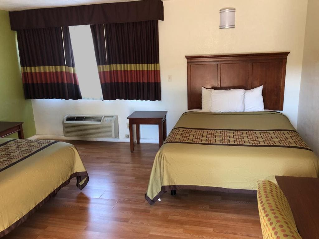 Queen Room with Two Queen Beds - Non-Smoking room - Image 1