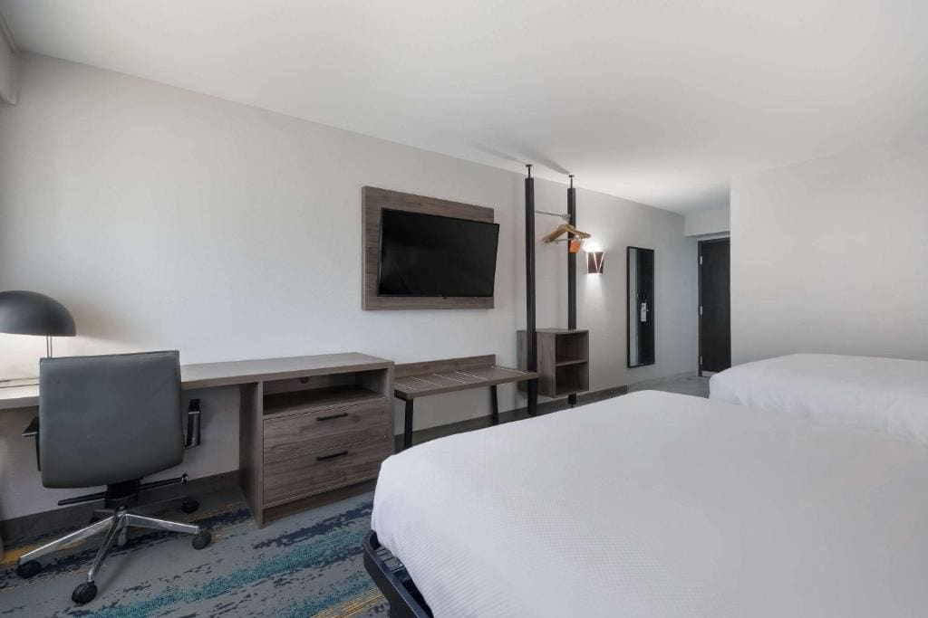 Standard Queen Room with Two Queen Beds - Non Smoking room - Image 1