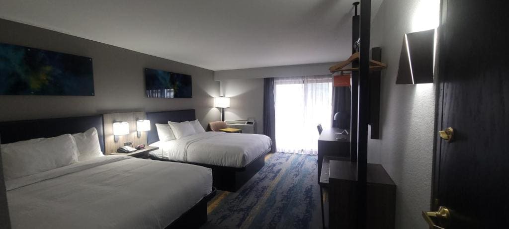 Standard Queen Room with Two Queen Beds - Non Smoking room - Image 2
