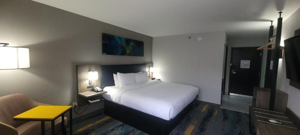 King Room - Accessible/Non Smoking room - Image 2