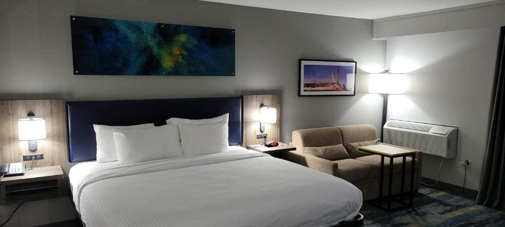 King Suite - Non Smoking/No Pets room - Image 1
