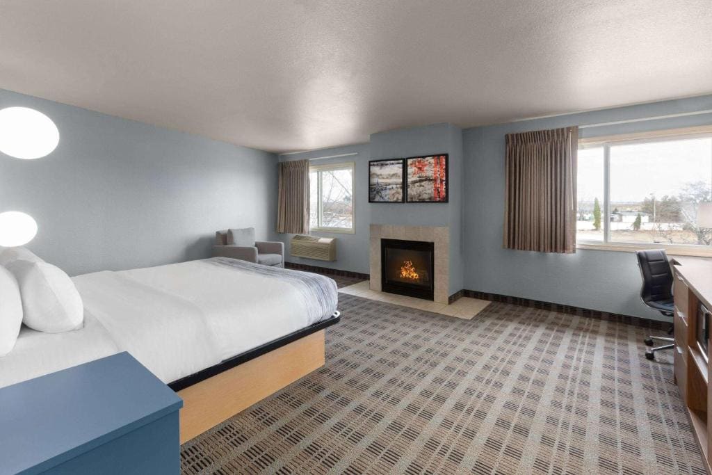 Queen Room with Two Queen Beds - Non-Smoking room - Image 2