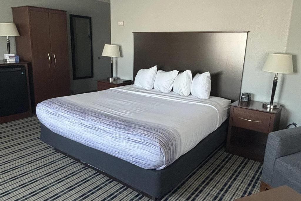 Superior King Suite - Non-Smoking room - Image 2