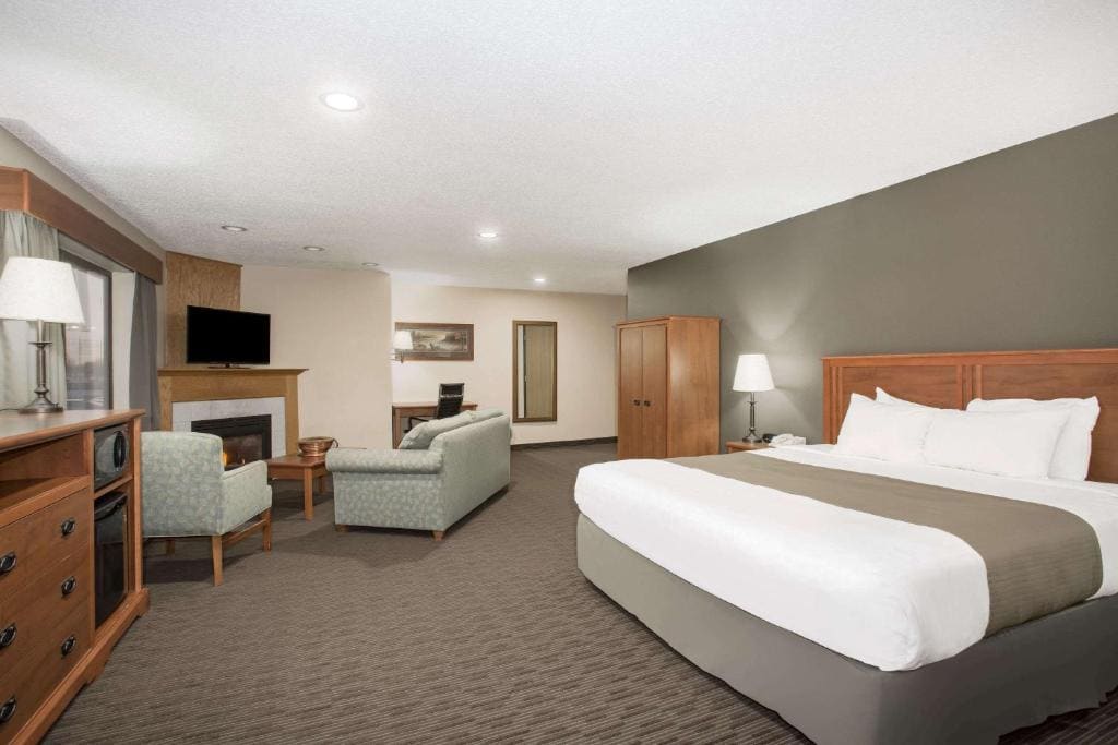 Queen Room with Two Queen Beds - Non-Smoking room - Image 2