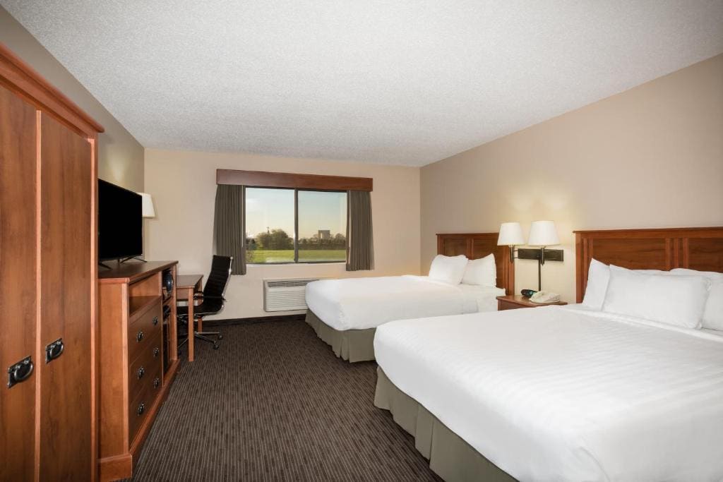 Queen Room with Two Queen Beds - Non-Smoking room - Image 1