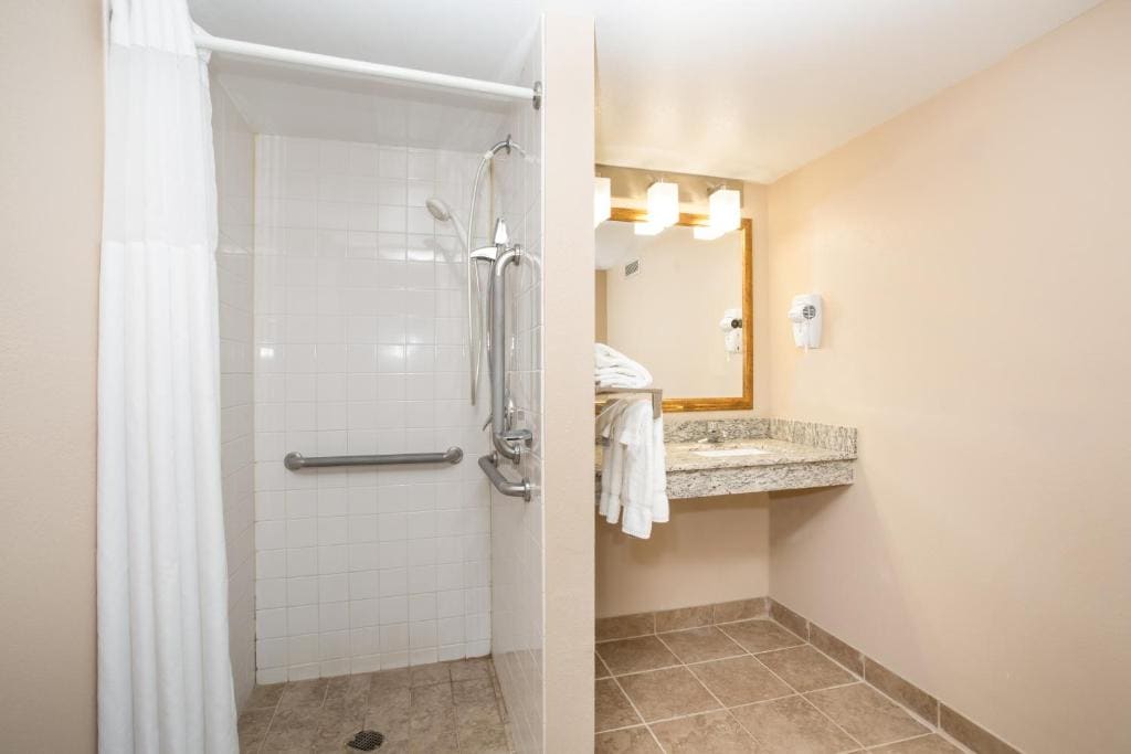 Queen Room - Mobility Access/Non-Smoking room - Image 1