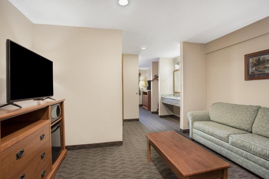 Deluxe King Suite - Non-Smoking room - Image 1