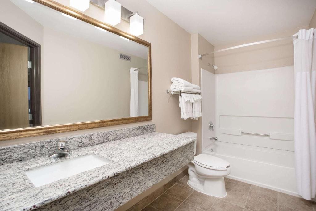 King Suite - Non-Smoking room - Image 2