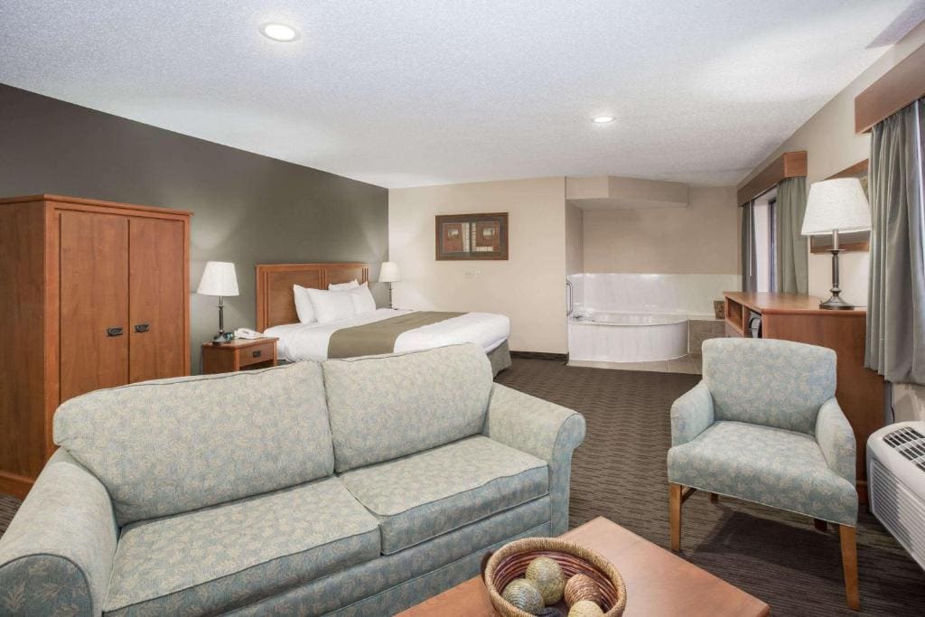 Queen Room with Two Queen Beds - Non-Smoking room - Image 3