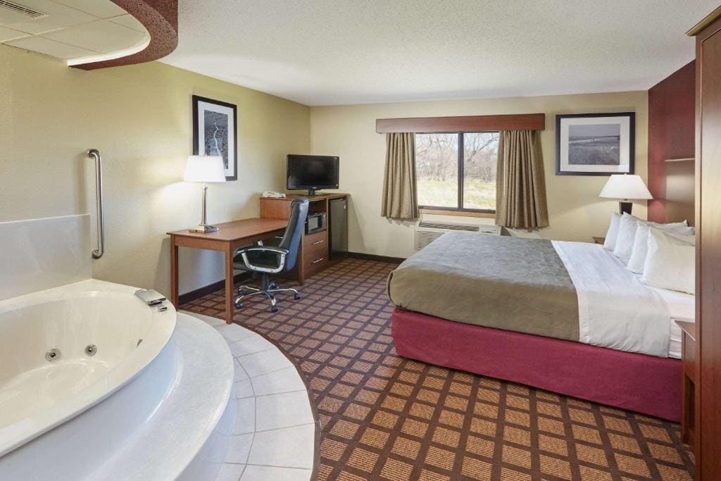 King Studio Suite - Non-Smoking room - Image 3