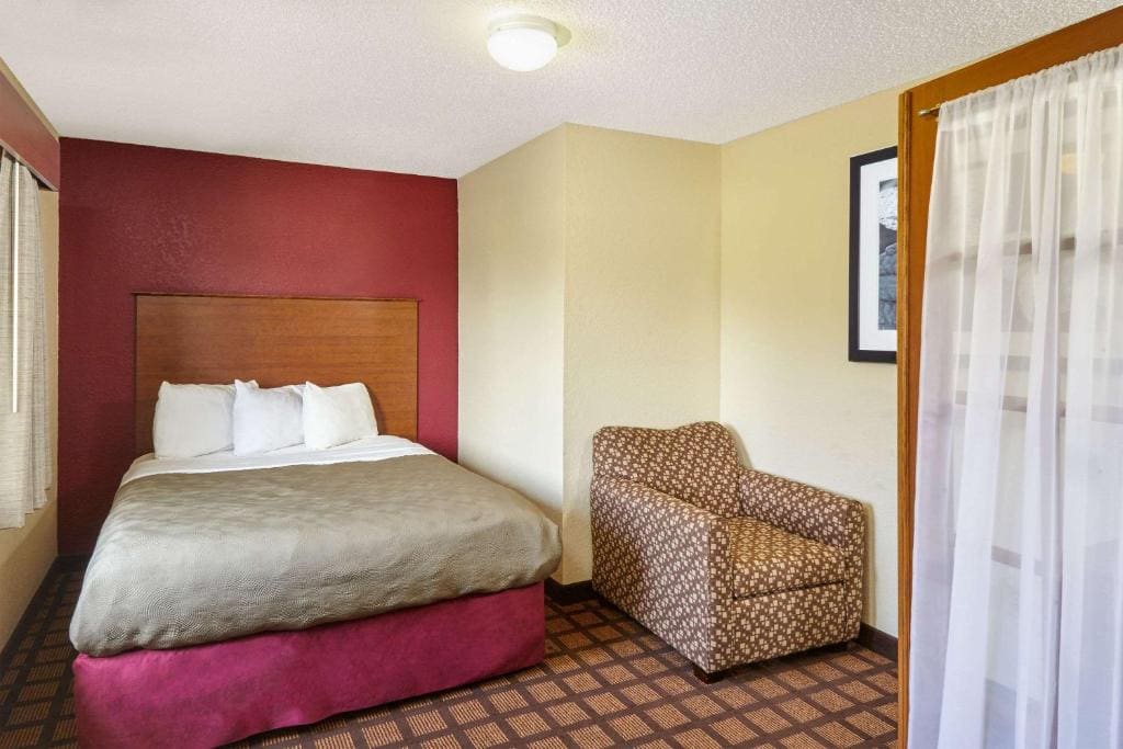 Queen Room with Two Queen Beds - Non-Smoking room - Image 2