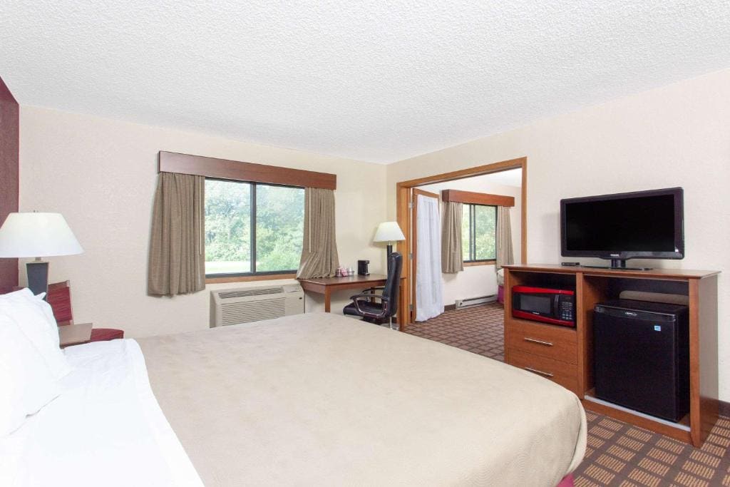Queen Room with Two Queen Beds - Non-Smoking room - Image 1