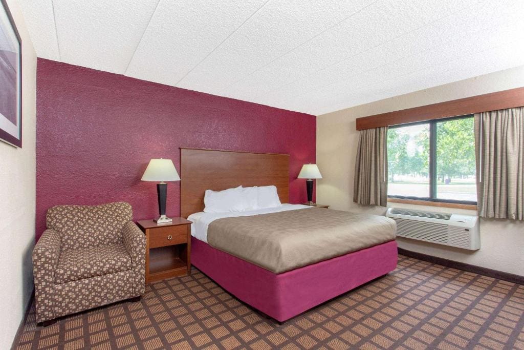 Queen Room with Two Queen Beds - Non-Smoking room - Image 3