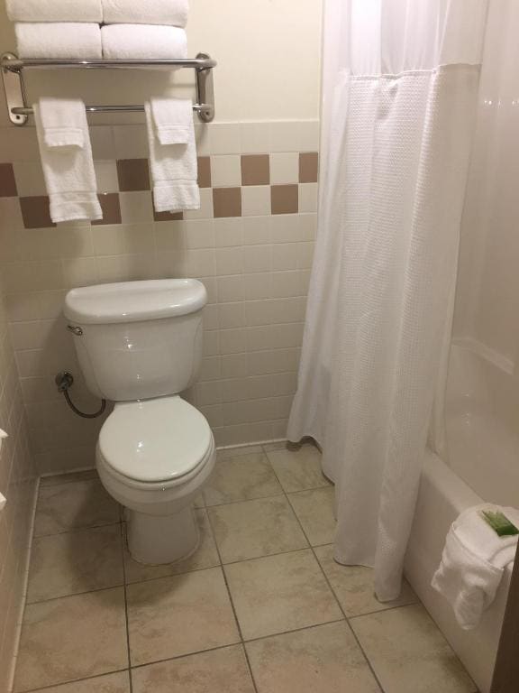 One Bedroom King Suite - Non-Smoking room - Image 3