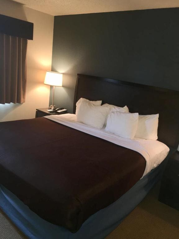 One-Bedroom King Suite with Jetted Tub - Non-Smoking room - Image 2