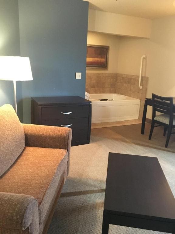 Premier King Studio Suite with Jetted Tub - Non-Smoking room - Image 3
