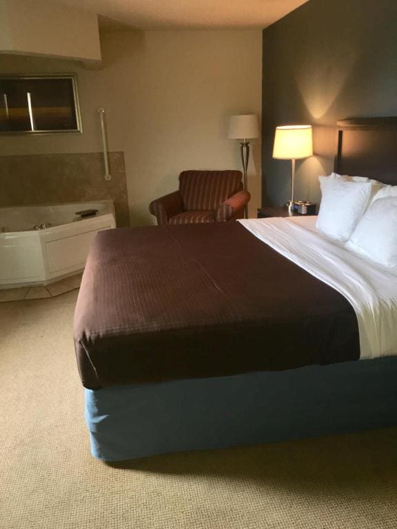 One-Bedroom King Suite with Jetted Tub - Non-Smoking room - Image 1