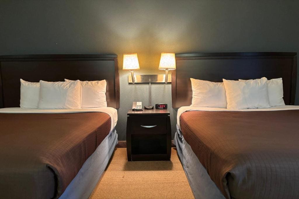 Queen Room with Two Queen Beds - Non-Smoking room - Image 1