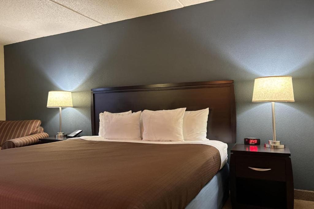 Queen Room with Two Queen Beds - Non-Smoking room - Image 3