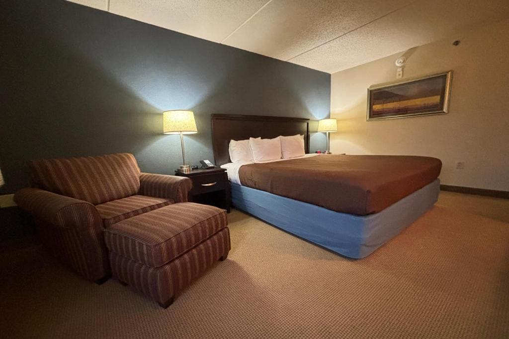 Queen Room with Two Queen Beds - Non-Smoking room - Image 2