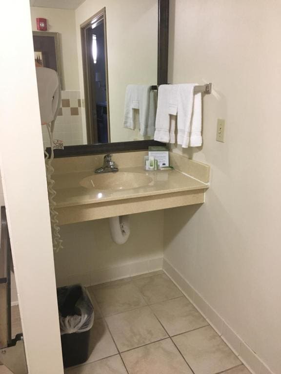 King Room - Mobility Access/Non-Smoking room - Image 3