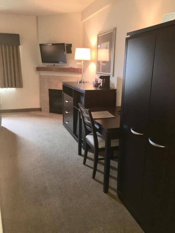 King Studio Suite with Jetted Tub - Mobility Accessible/Non-Smoking room - Image 2