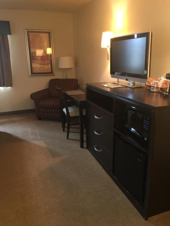 Premier King Studio Suite with Jetted Tub - Non-Smoking room - Image 2