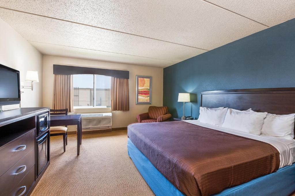 King Room - Mobility Access/Non-Smoking room - Image 1