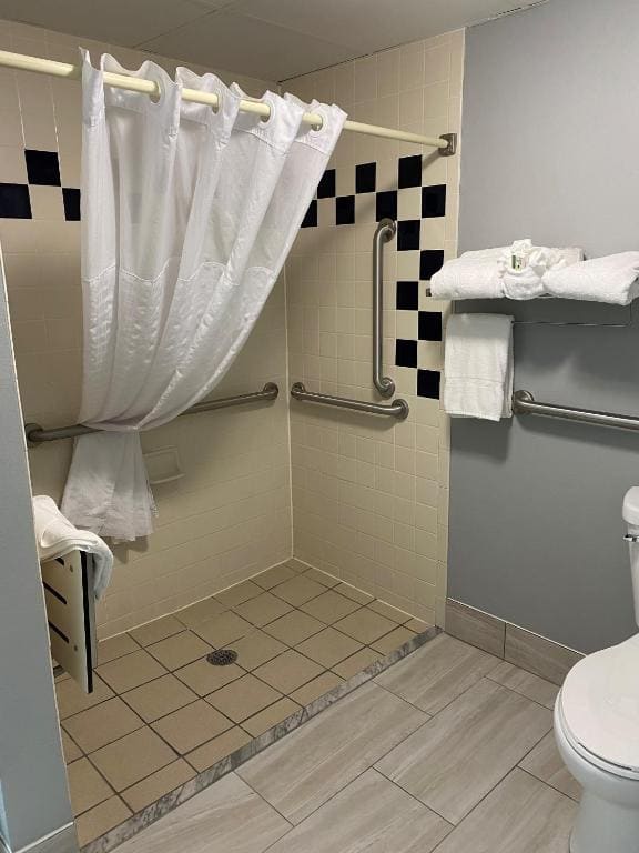 Deluxe Queen Room - Mobility Access/Non-Smoking room - Image 2