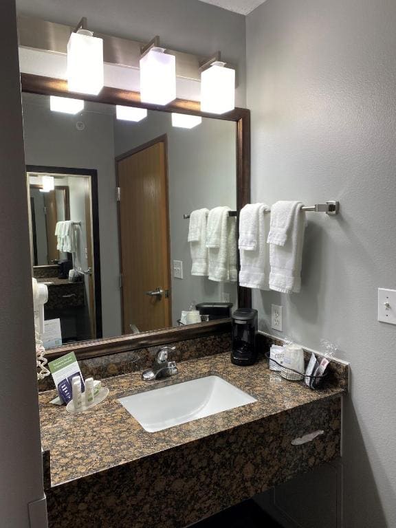 King Suite - Non-Smoking room - Image 1
