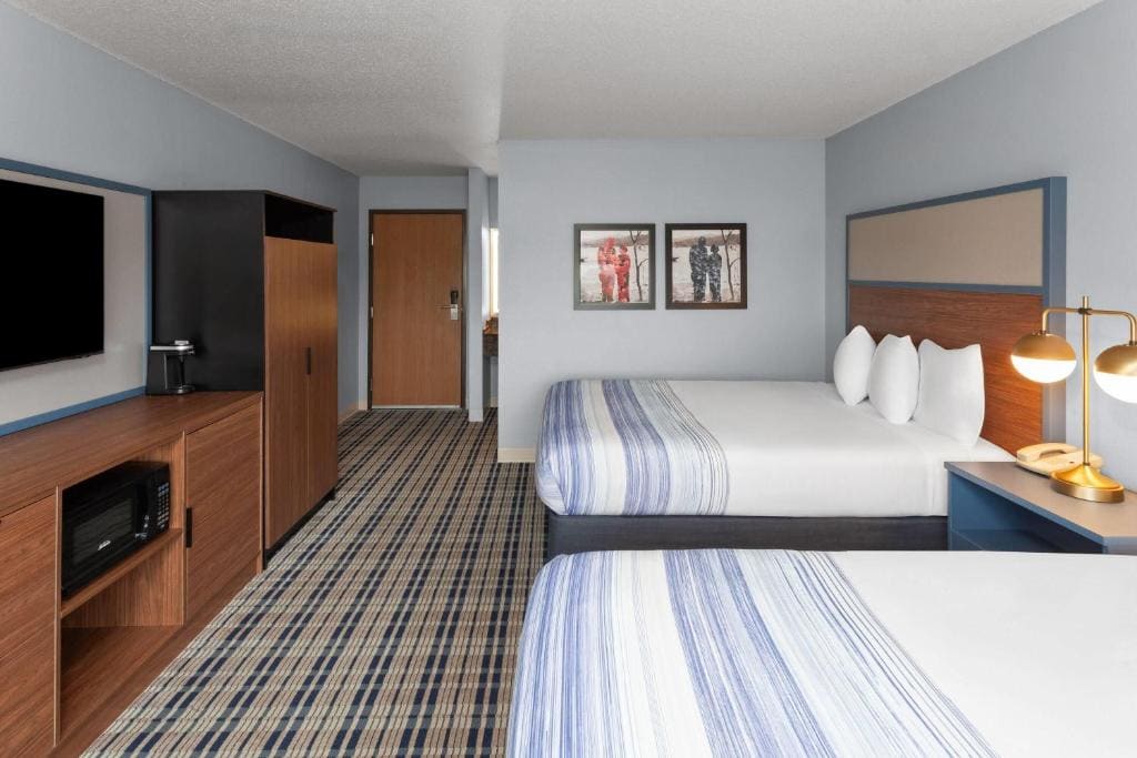 Queen Room with Two Queen Beds - Non-Smoking room - Image 2