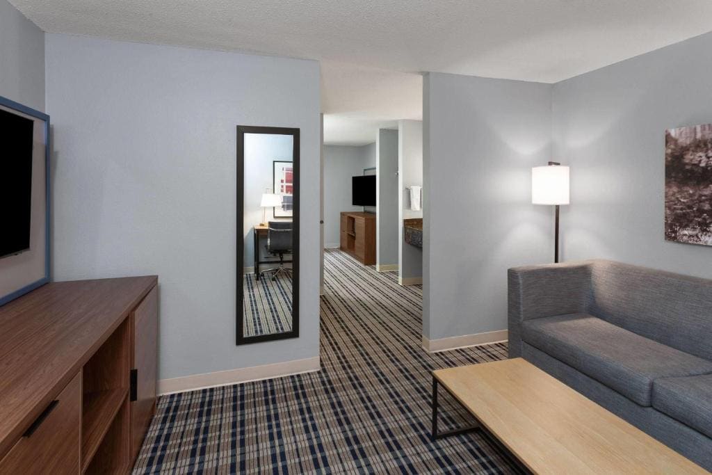 One-Bedroom Superior King Suite - Non-Smoking room - Image 3