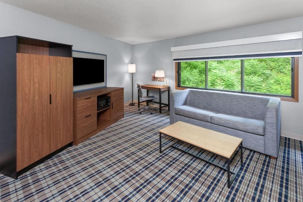 Deluxe Queen Room with Two Queen Beds - Non-Smoking room - Image 3