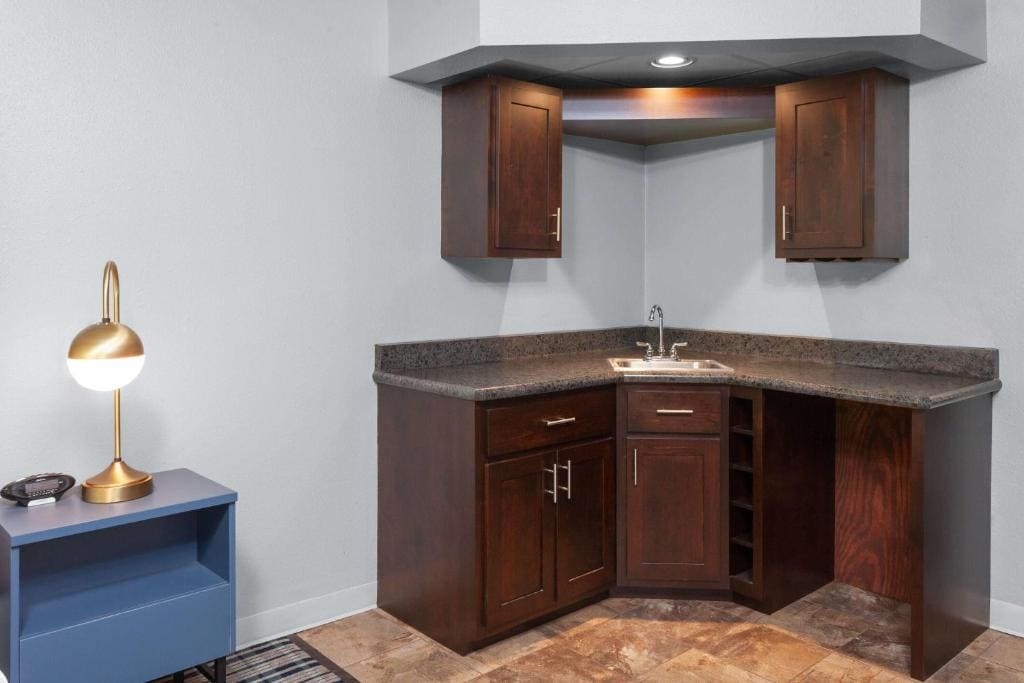 King Suite - Non-Smoking room - Image 2