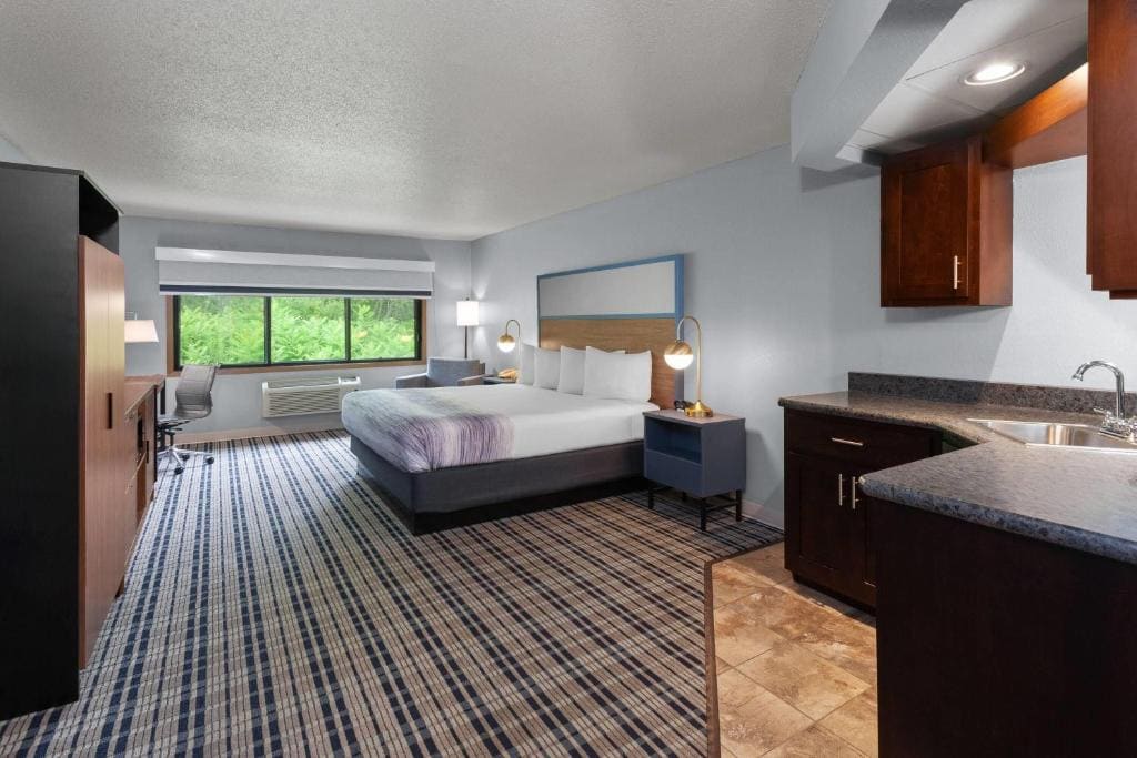 King Suite - Non-Smoking room - Image 1