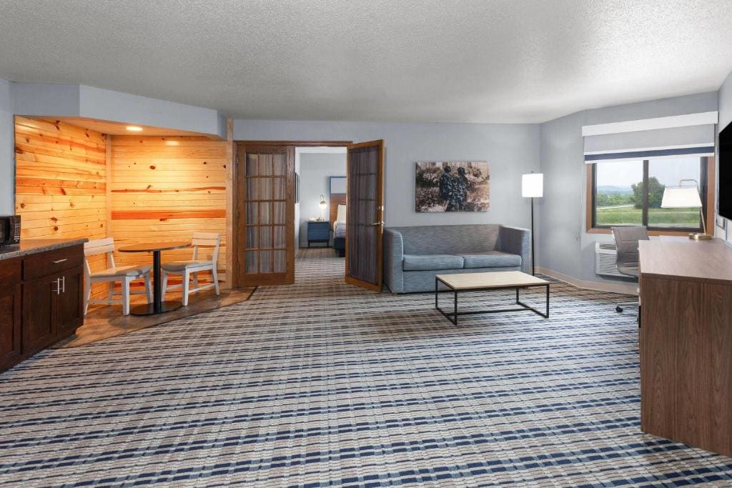 One-Bedroom Premier King Suite - Non-Smoking room - Image 2