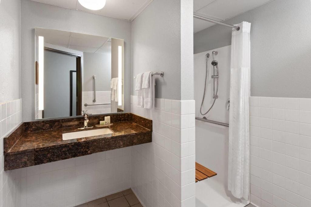 Queen Room - Mobility Access/Non-Smoking room - Image 2