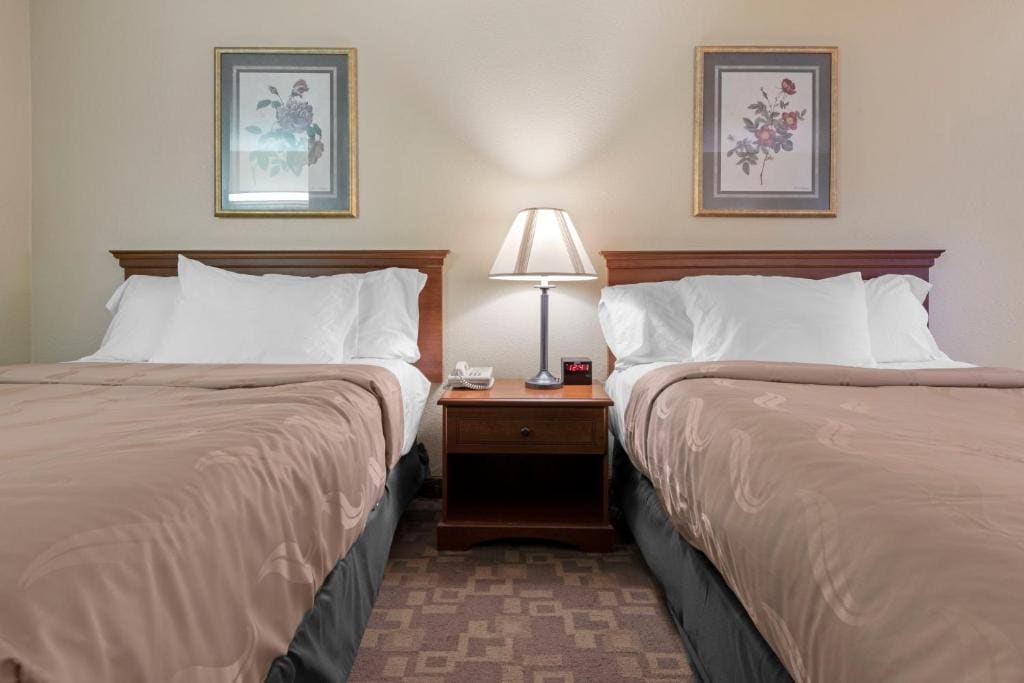 Queen Room with Two Queen Beds - Non-Smoking room - Image 3