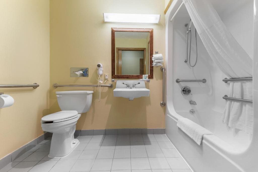 Queen Room - Accessible/Non-Smoking room - Image 2