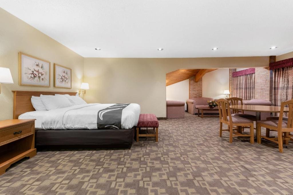 King Suite - Non-Smoking room - Image 1