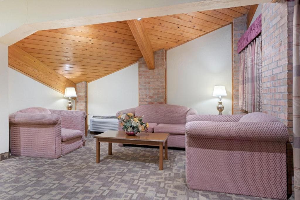 King Suite - Non-Smoking room - Image 2