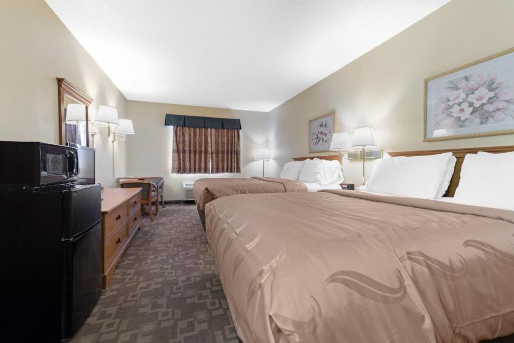 Queen Room with Two Queen Beds - Non-Smoking room - Image 2
