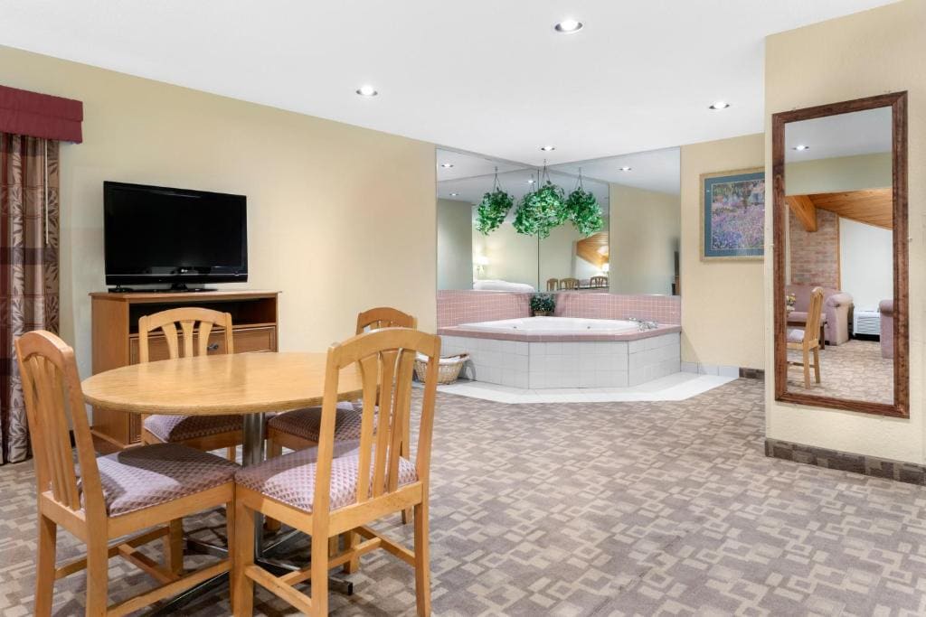 King Suite - Non-Smoking room - Image 3
