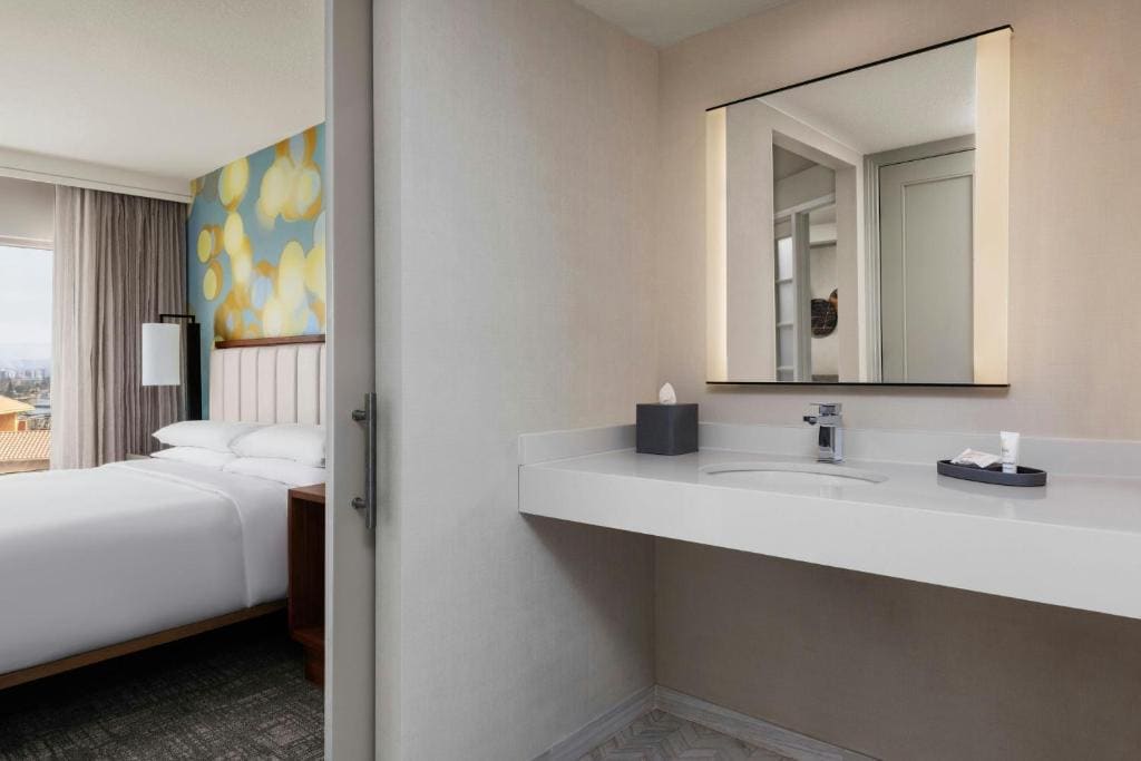 Executive One-Bedroom Double Suite room - Image 3