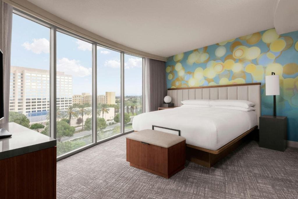 1 Bedroom 2 room Suite, 1 King, Sofa bed - Non-Smoking room - Image 2