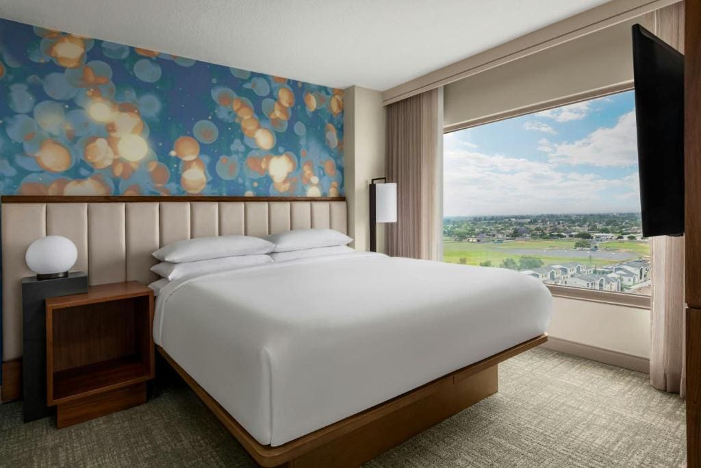 1 Bedroom 2 room Suite, 1 King, Sofa bed - Non-Smoking room - Image 1