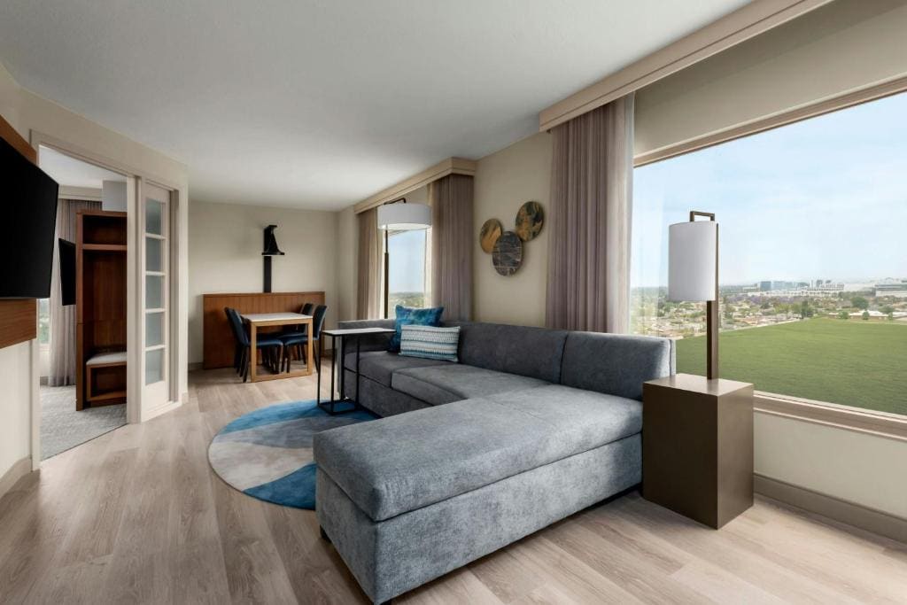1 Bedroom 2 room Suite, 1 King, Sofa bed - Non-Smoking room - Image 3